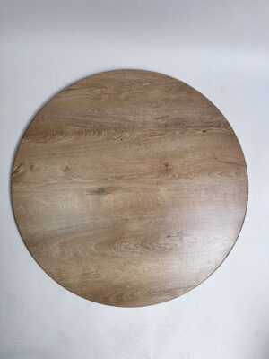 Runde Tischplatte Wahed Elm in natürlicher Holzoptik mit markanter Maserung und warmer, hellbrauner Farbgebung.