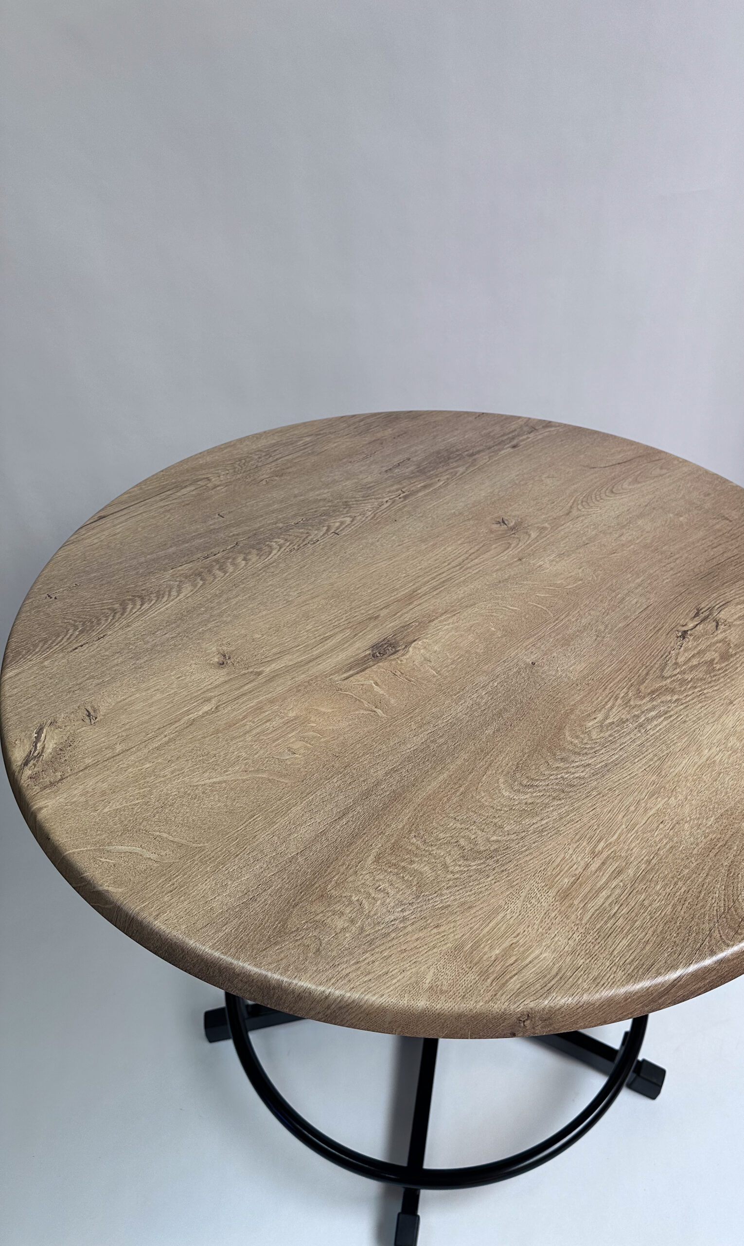 Runde Tischplatte Wahed Elm in natürlicher Holzoptik mit lebendiger Maserung, Astzeichnungen und weich abgerundeter Kante.