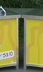 45-Grad-Eckverbindung zweier mobiler Thekenelemente mit gelber Frontverkleidung und Edelstahlrahmen