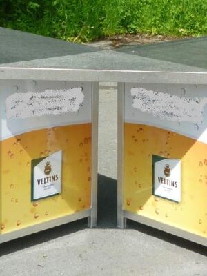 90-Grad-Eckverbindung EKT-A zwischen zwei mobilen Thekenelementen mit Veltins-Branding und Edelstahlrahmen