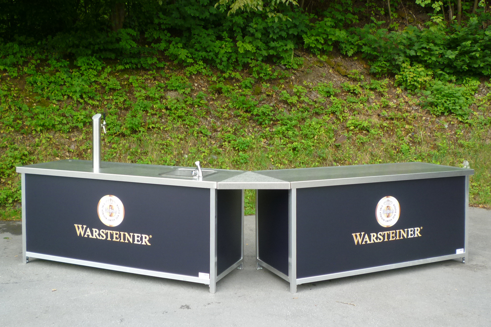 EKT-A Eckverbindungsstück zwischen zwei mobilen Warsteiner-Thekenelementen mit Zapfhahn und Spülbecken im Außeneinsatz