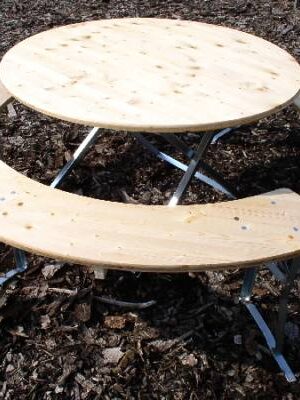 RBZ 120-3 – rechteckiger Bierzelt- bzw. Garten-Tisch mit Holzplatte und grünem Metallgestell, freigestellt