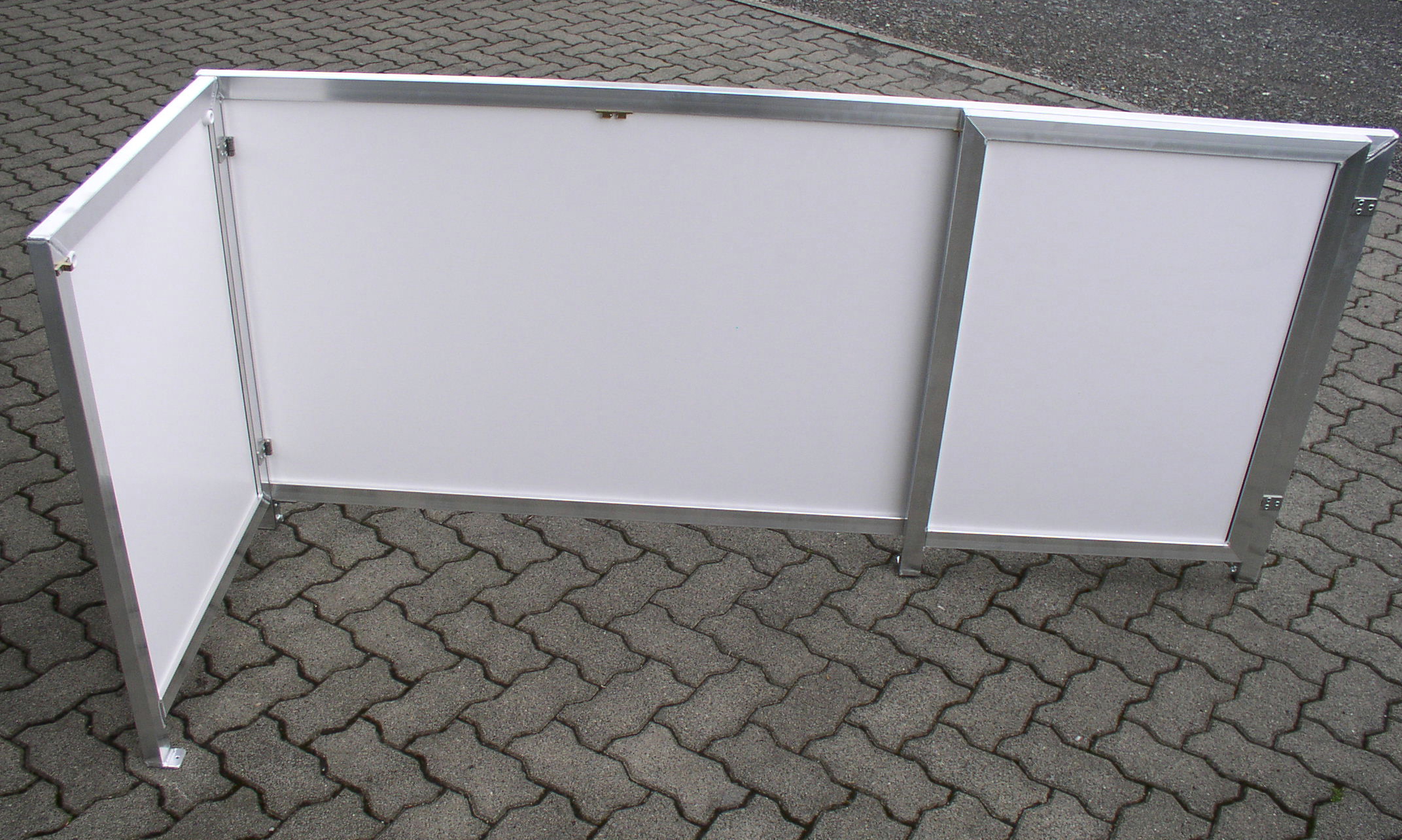 Innenansicht der EKT-A Kombitheke mit klappbarer Aluminiumrahmen-Konstruktion und weißen Paneelen