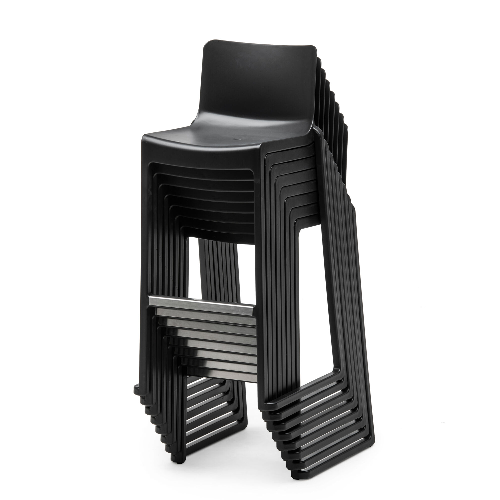 Mehrere schwarze Barhocker übereinander gestapelt aus Polypropylen für Gastronomie und Terrasse
