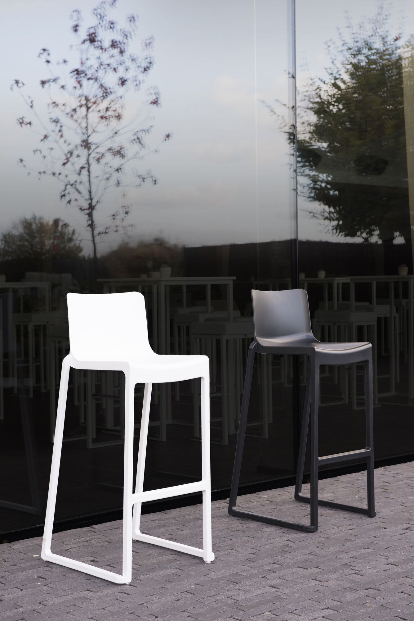 Barhocker KAILUA in Weiß und Schwarz wetterfest stapelbar für Terrasse und Gastronomie
