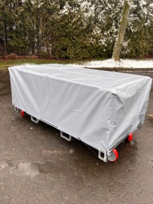 LKW-Plane für Transportboxen als passgenaue Abdeckung auf Transportbox mit Rollen im Außenbereich