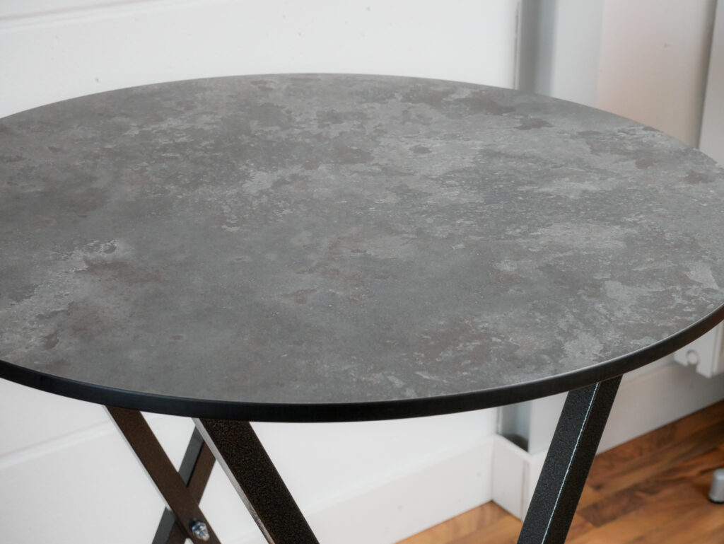 Severinplatte Marmor Anthrazit als runde Tischplatte mit moderner Steinoptik auf schwarzem Metallgestell