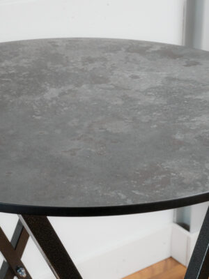 Severinplatte Marmor Anthrazit als runde Tischplatte mit moderner Steinoptik auf schwarzem Metallgestell