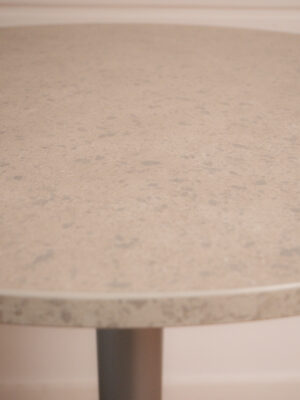 Runde Tischplatte in heller Marmor Granit Optik auf Säulengestell mit natürlicher Steinstruktur
