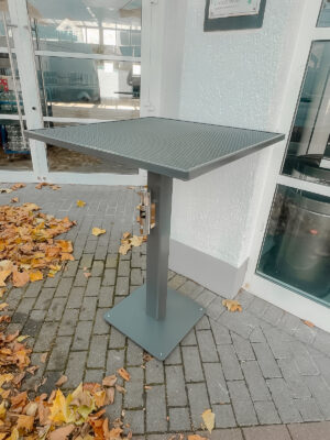 Outdoor 365 80x80 als Rauchertisch mit integriertem Aschenbecher am Sockel, wetterfester Stehtisch aus Stahl im Außenbereich