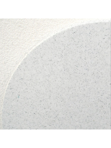 Detailaufnahme der Granilenplatte Ø70 cm Pfeffer+Salz mit fein gesprenkelter Oberfläche und abgerundetem Rand
