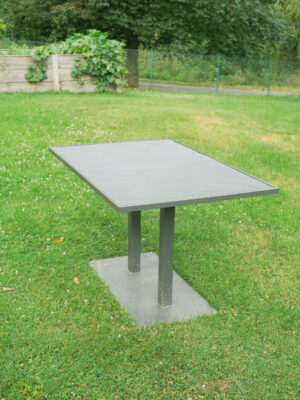 Outdoor 365 Esstisch 120x80 aus wetterfestem Stahl mit Streckmetall-Tischplatte im Garten