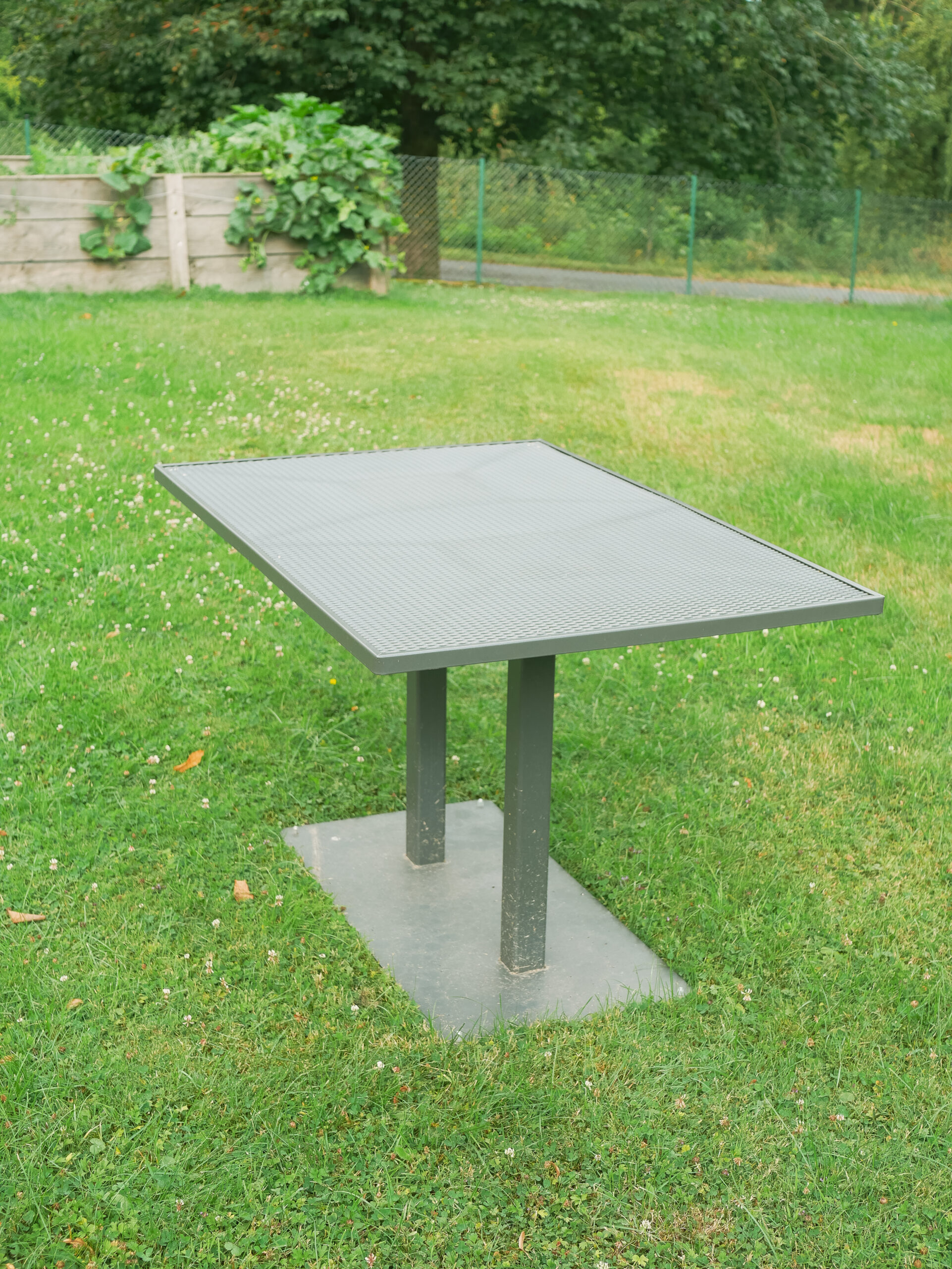 Outdoor 365 Esstisch 120x80 aus wetterfestem Stahl mit Streckmetall-Tischplatte im Garten