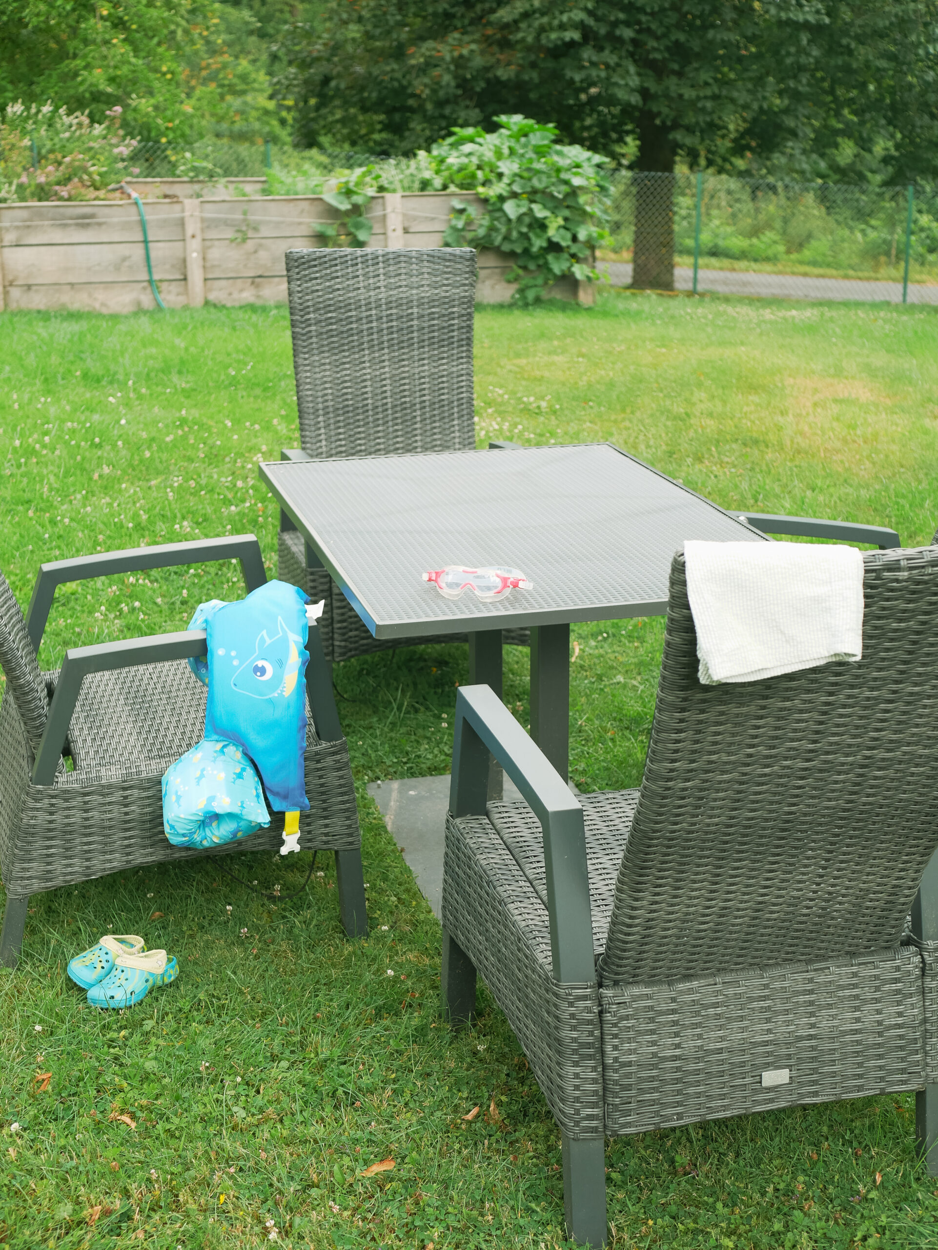 Outdoor 365 Esstisch 120x80 mit Gartenstühlen im familienfreundlichen Außenbereich