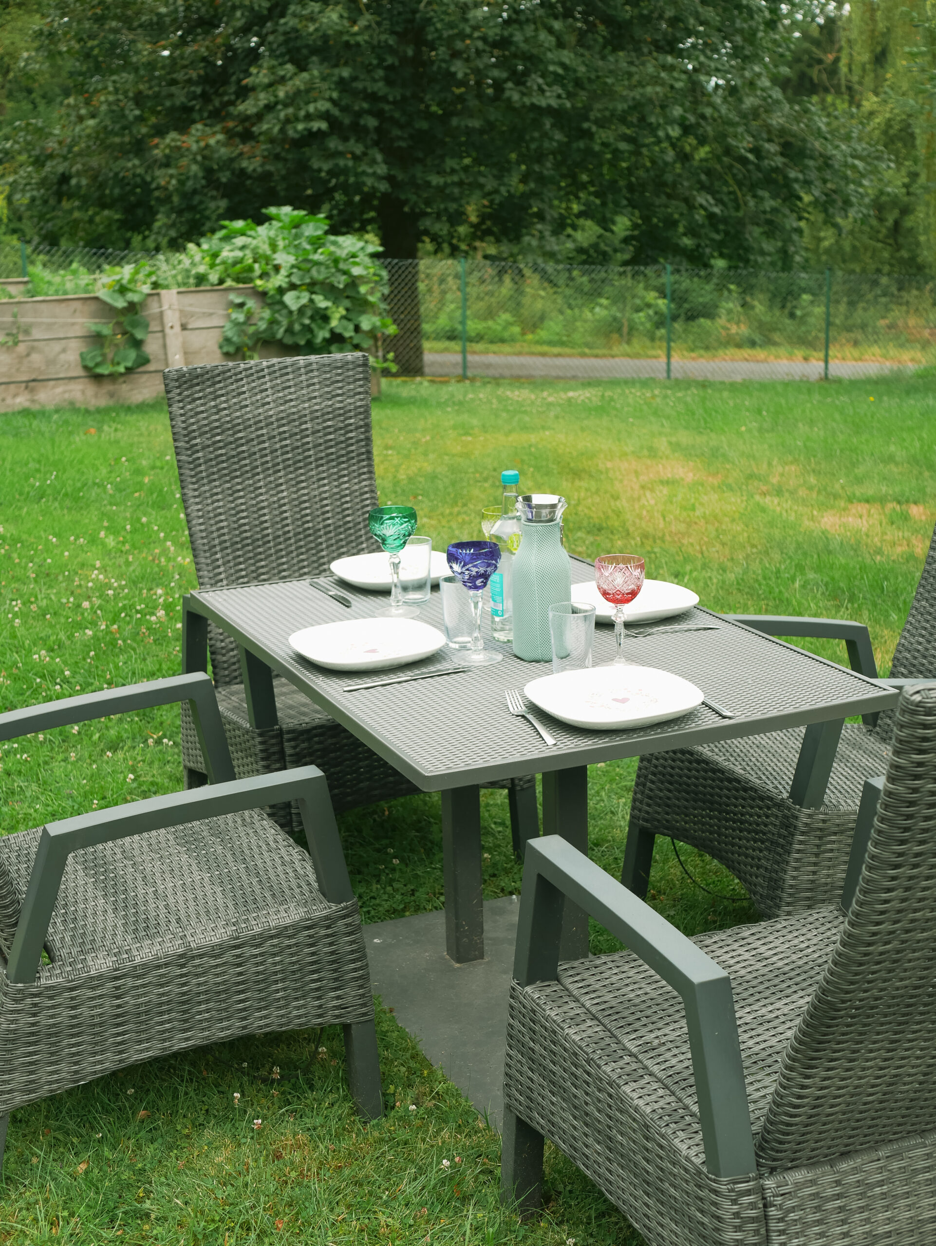 Outdoor 365 Esstisch 120x80 gedeckt mit Geschirr und Gläsern im Garten