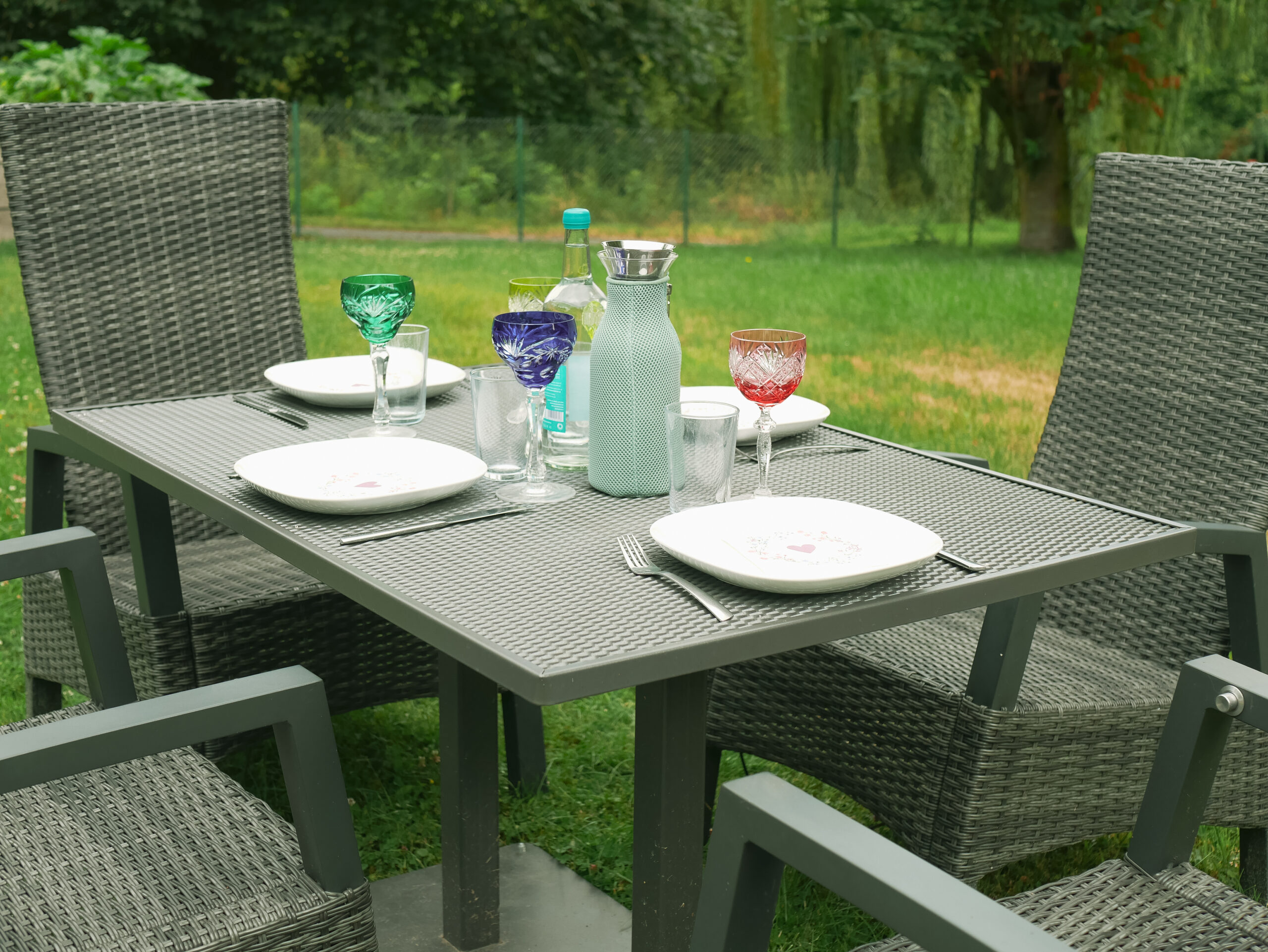 Outdoor 365 Esstisch 120x80 mit gedeckter Streckmetall-Tischplatte und vier Gartenstühlen