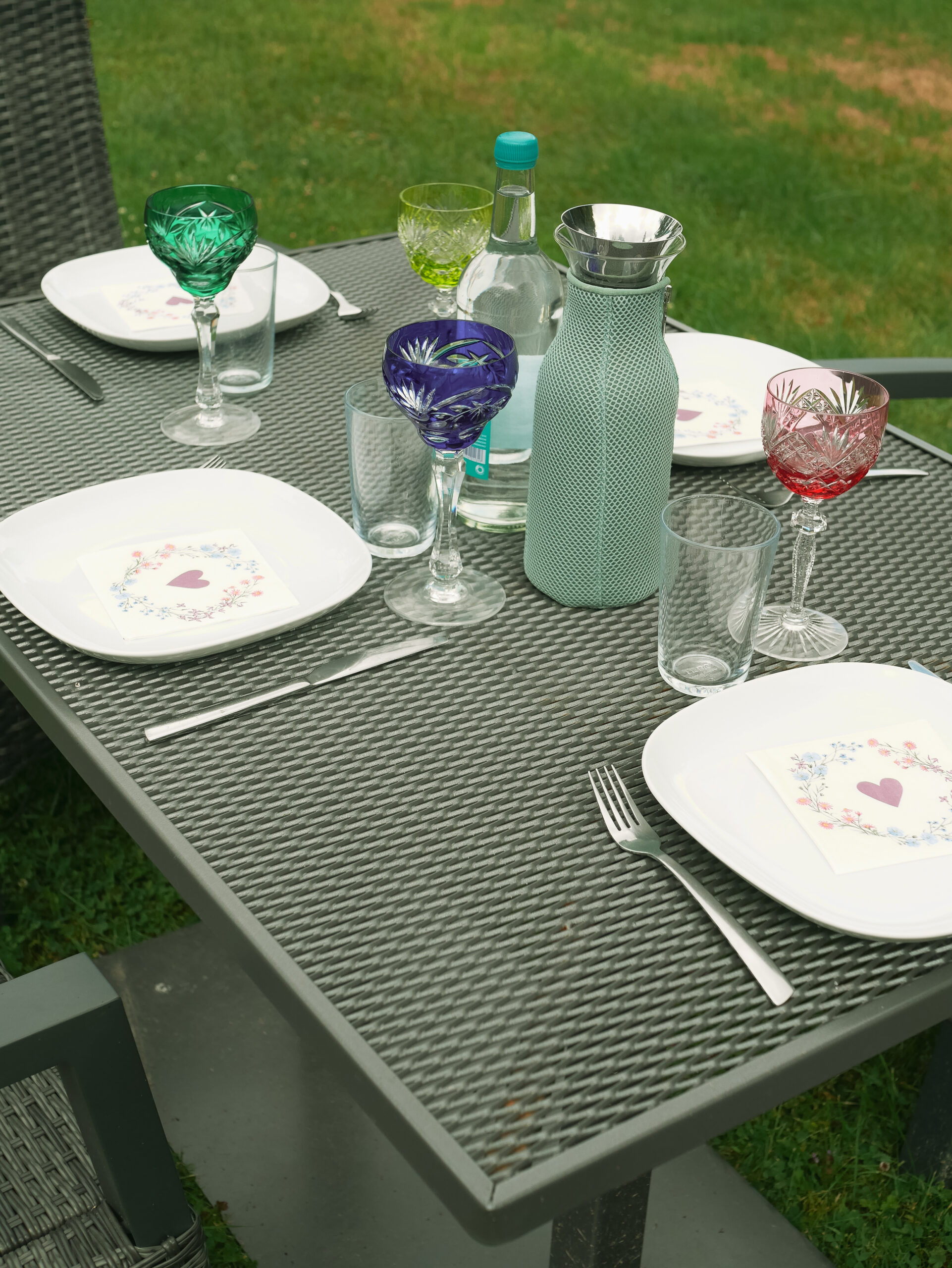 Outdoor 365 Esstisch 120x80 mit gedeckter Streckmetall-Tischplatte im Garten