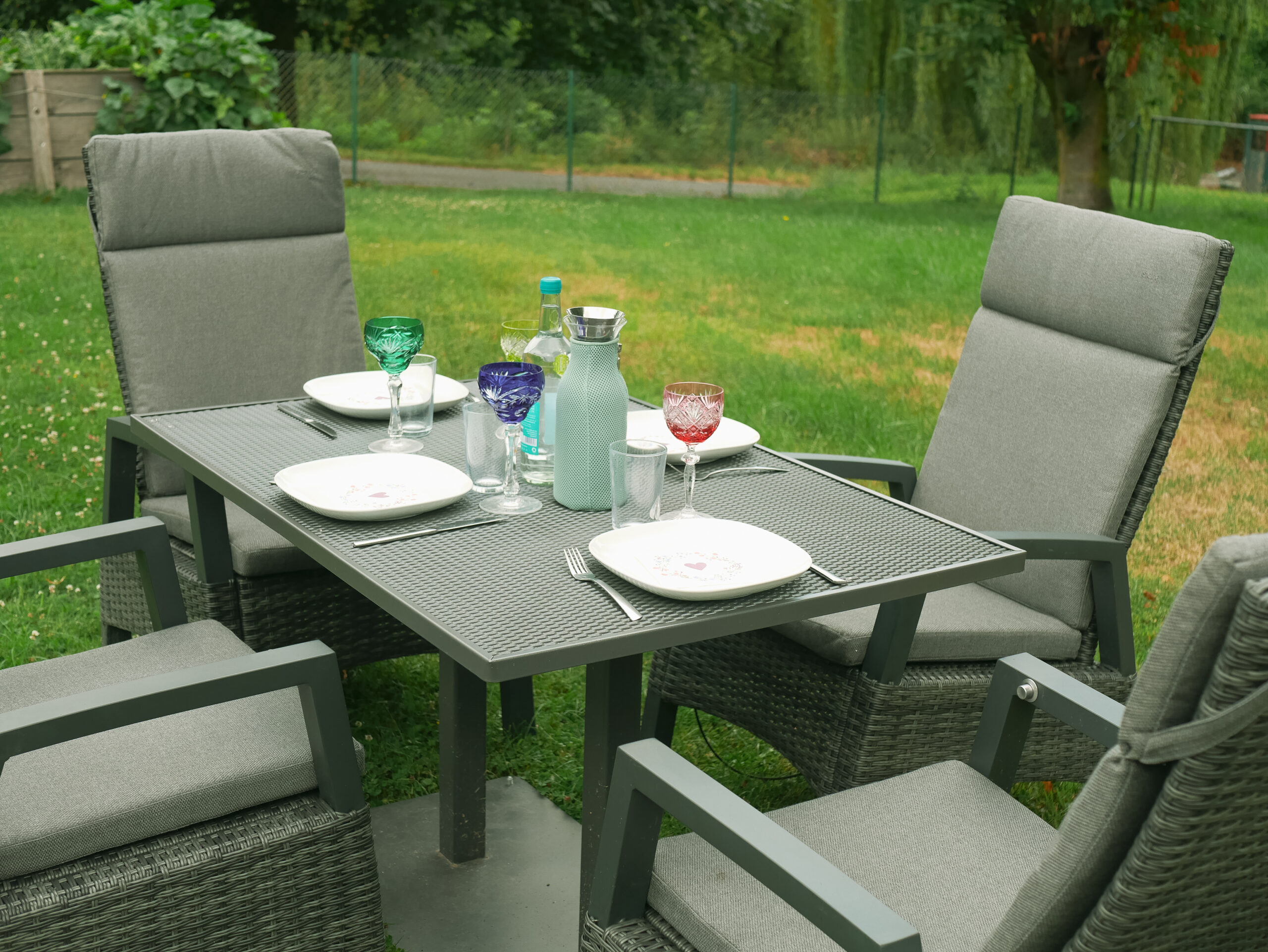 Outdoor 365 Esstisch 120x80 mit gedecktem Tisch und gepolsterten Gartenstühlen