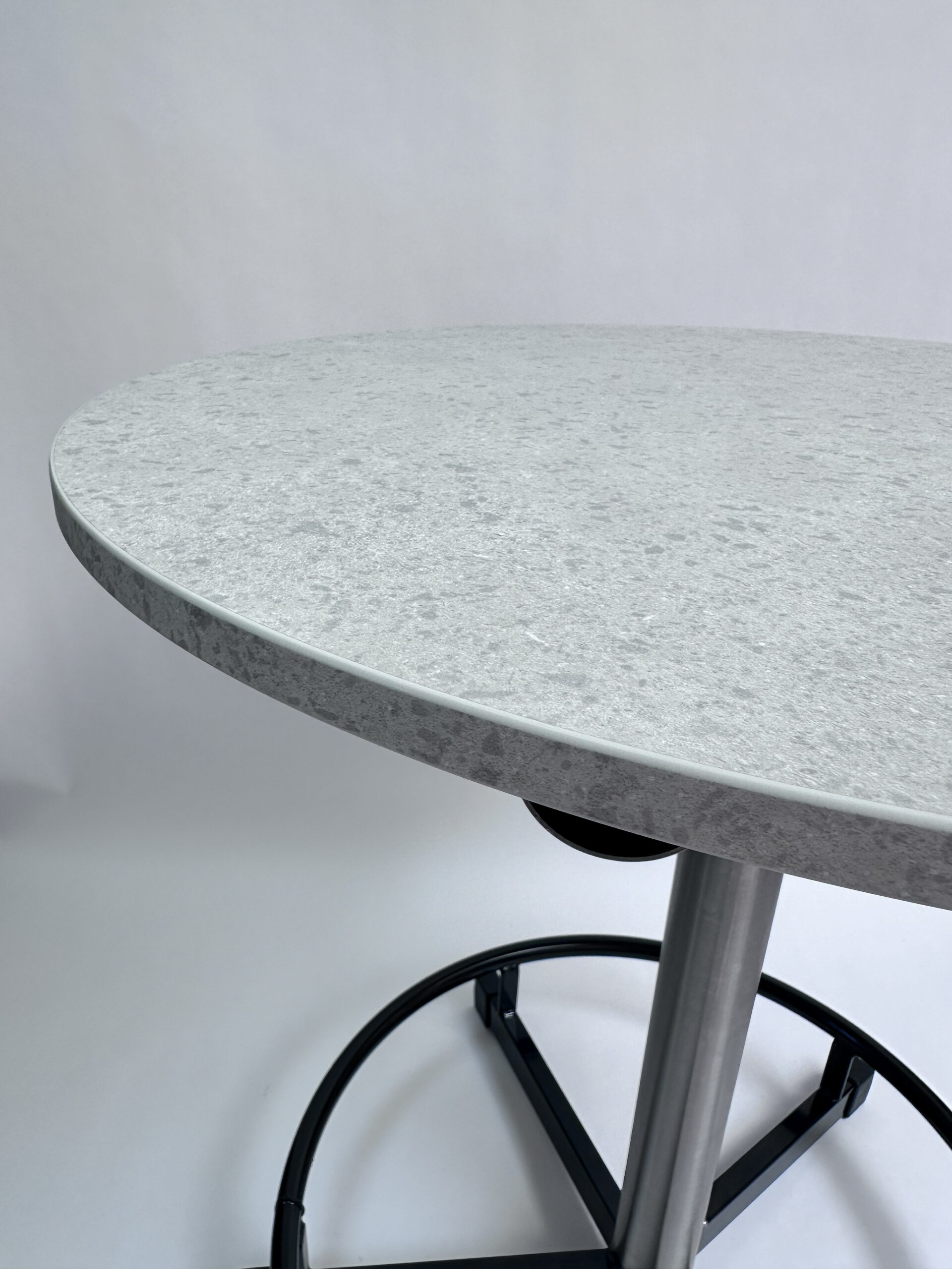 Praktisch Stehtisch - Marmor Granit mit heller HPL-Tischplatte und robuster ABS-Kante