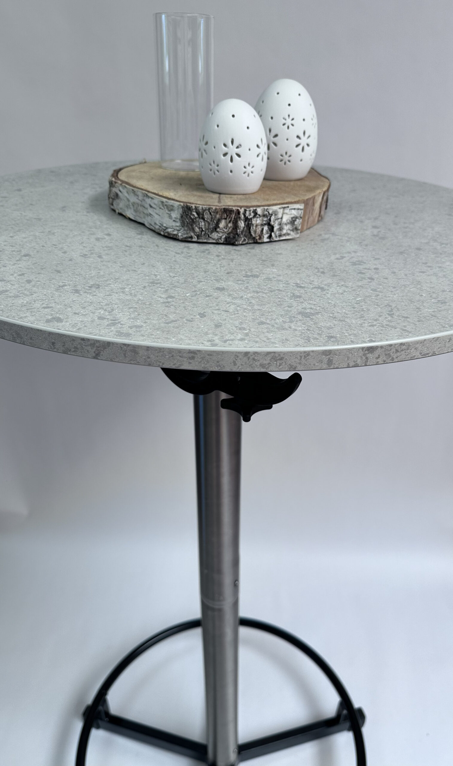 Praktisch Stehtisch - Marmor Granit mit heller Tischplatte, Edelstahl-Säule und schwarzem Fußring