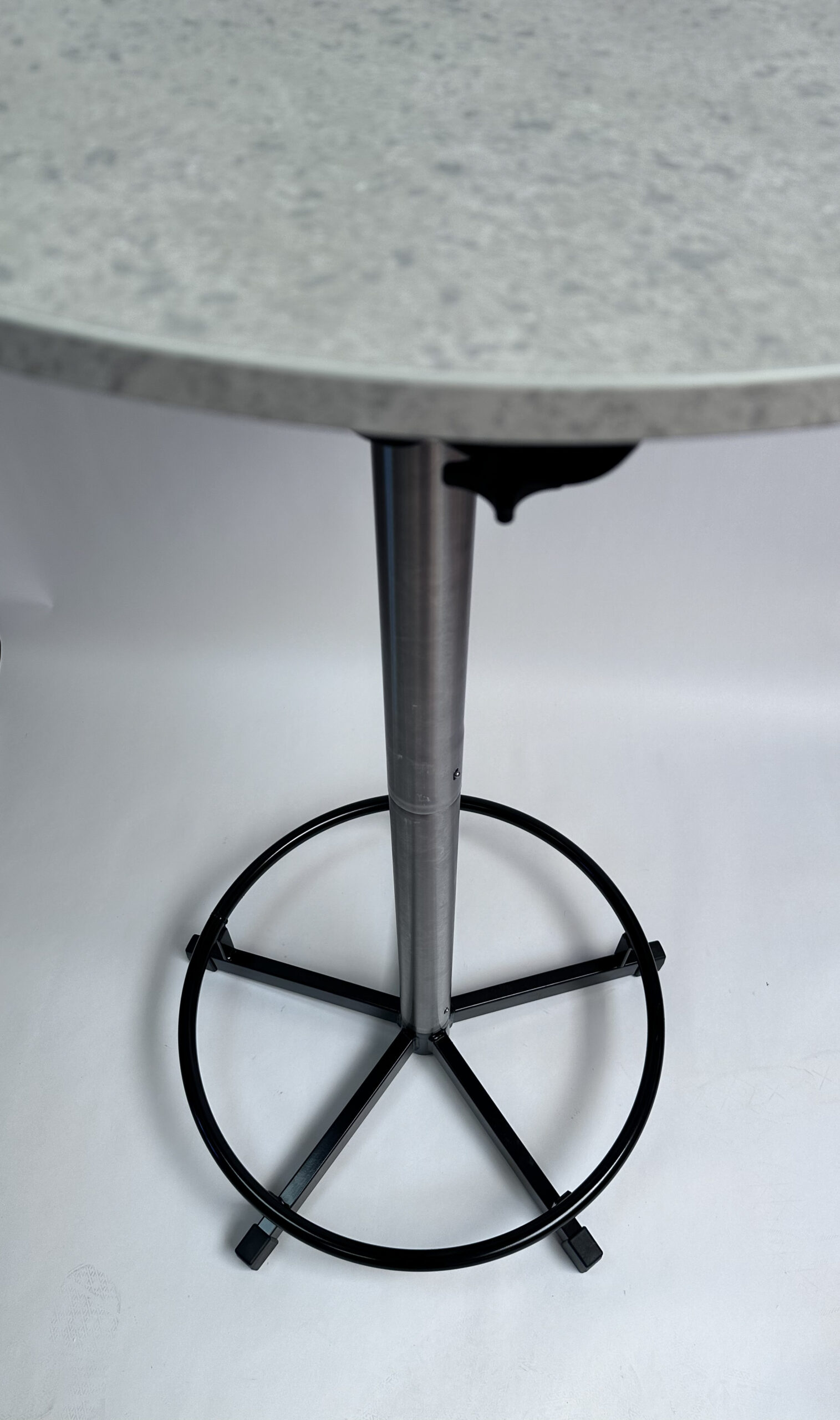 Praktisch Stehtisch - Marmor Granit mit Edelstahl-Säule, schwarzem Fußring und stabilem Standfuß
