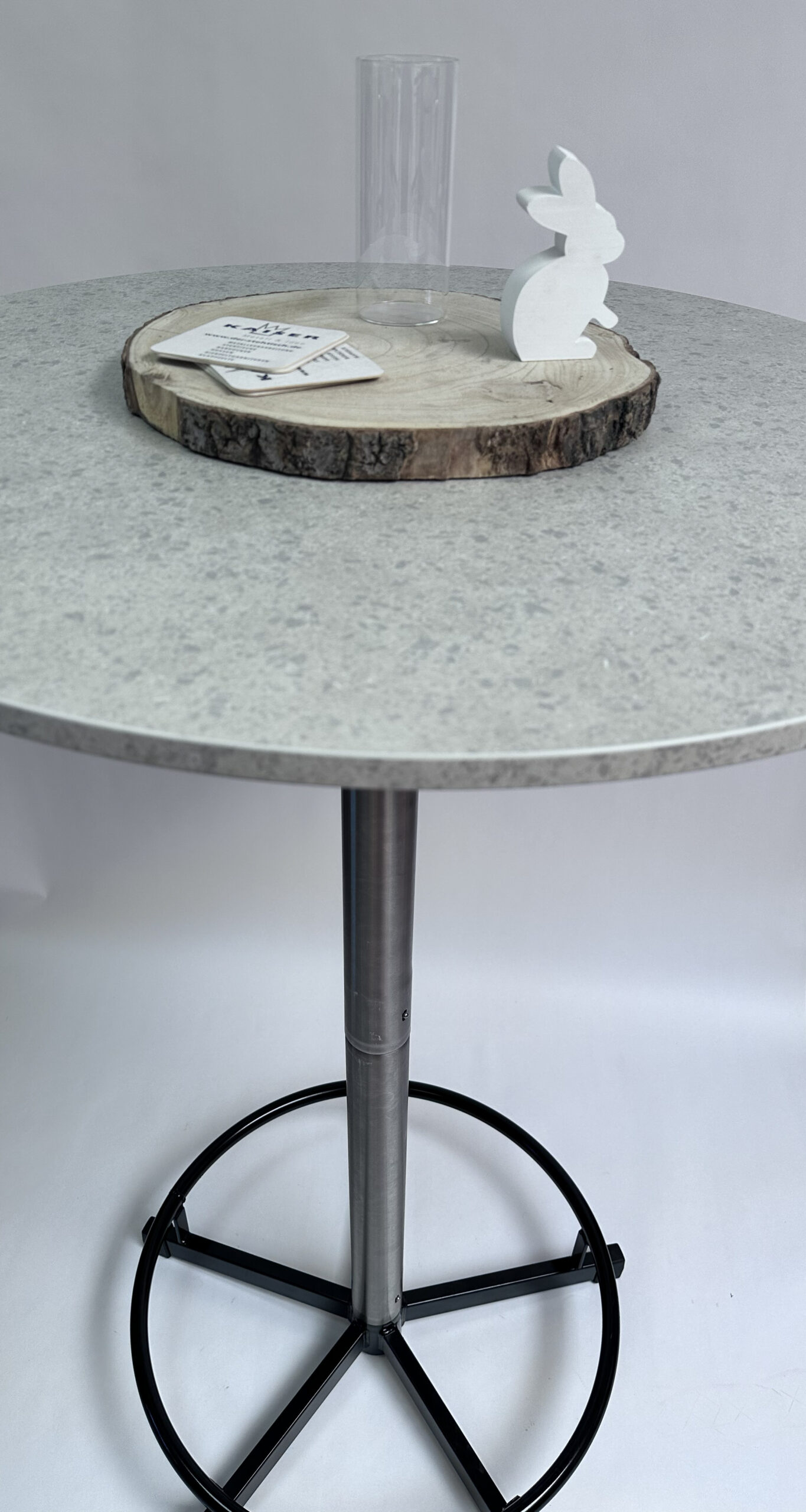 Praktisch Stehtisch - Marmor Granit mit runder Tischplatte, Edelstahl-Säule und schwarzem Fußgestell