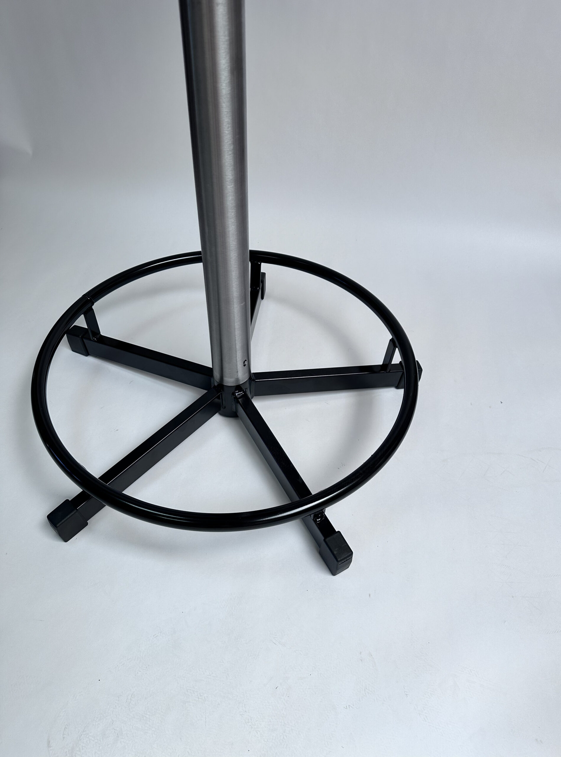 Praktisch Stehtisch - Marmor Granit mit stabilem schwarzem Fußring und Edelstahl-Säule